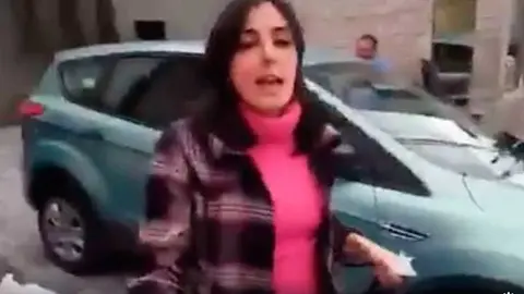 Mujer saliendo de un motel con su amate. YOUTUBE
