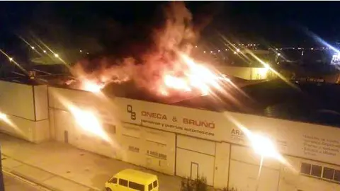 Momento del incendio en la fábrica de aluminio de Beriáin..