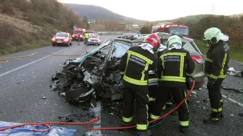 Los bomberos trabajan en el lugar del accidente mortal en Arre. BOMBEROS DE NAVARRA