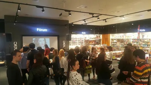 Firma de libros de la novela La magia de ser Sofía, de Elisabet Benavent, en Fnac del Centro Comercial La Morea (6)