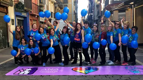 Representantes de ANA antes de grabar el videoclip en la calle Estafeta.