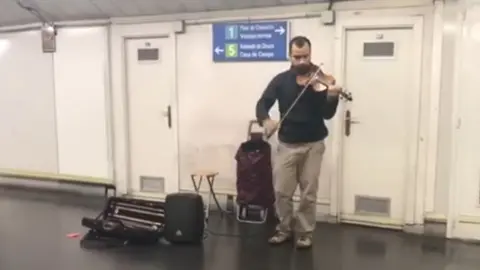 El violinista Simón Rondón toca en el metro de Madrid una peculiar versión del popular tema Despacito YOUTUBE