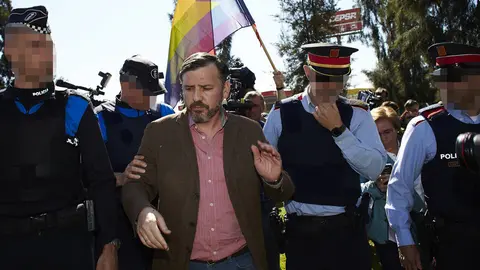 Tensión entre el presidente de Hazte oír y un grupo de manifestantes en contra del autobús que critica la transexualidad infantil EFE