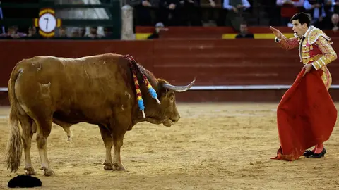López Simón indulta a un toro en la última corrida de la feria de Fallas de Valencia EFE