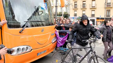 Cientos de personas increpan al autobús de HazteOir en Pamplona. PABLO LASAOSA 09