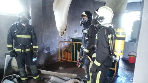 Una bajera de un grupo de jóvenes de Castejón se ha calcinado tras declararse un incendio BOMBEROS DE NAVARRA 4