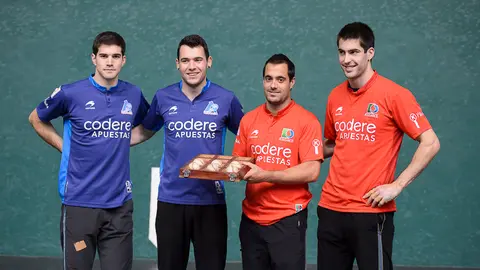 Bengoetxea VI-Larunbe y Elezkano II-Zabaleta eligen el material para la última jornada de la liguilla de semifinales del Campeonato de Mano Parejas. PABLO LASAOSA 18