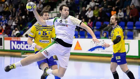 El Helvetia Anaitasuna y el Bidasoa Irún se enfrentan en partido correspondiente a la vigésima segunda jornada de la Liga Asobal. PABLO LASAOSA 07