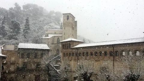 La-nieve-ha-caído-en-localidades-de-Navarra-como-Estella,-que-han-visto-poco-a-poco-como-sus-tejados-se-pasaban-al-blanco.