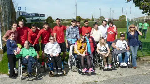 Miembros de Acodifna, en Tajonar junto a un grupo de jugadores de Osasuna.