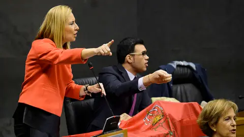 Ana Beltrán y Javier García reporochando en el Parlamento de Navarra. PABLO LASAOSA