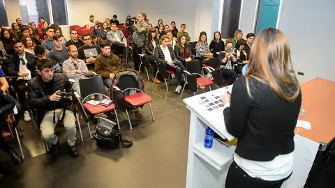 Encuentro de estudiantes de la escuela de negocios Foro Europeo con la cantante de La Oreja de Van Gogh, Leire Martínez. PABLO LASAOSA 08