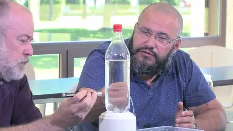 Fotograma del vídeo con Joaquín Sevilla (izq.) y Javier Armentia. CIENCIA EN EL BAR/UPNA