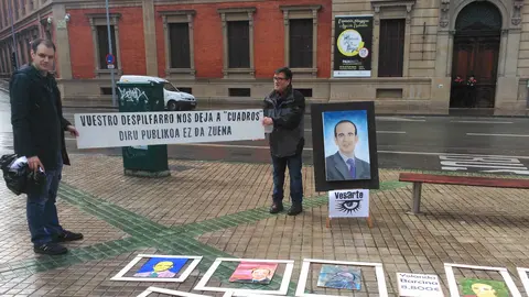 El colectivo Vesarte ha donado un cuadro del expresidente del Parlamento Alberto Catalán para denunciar el despilfarro de dinero público.