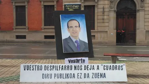 El colectivo Vesarte ha donado un cuadro del expresidente del Parlamento Alberto Catalán para denunciar el despilfarro de dinero público (6)