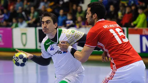 El Helvetia anaitasuna recibe en la catedral al Benfica portugues de la copa EHF. MIGUEL OSÉS_1