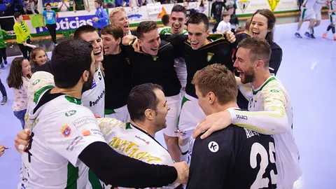 La euforia salta al campo tras la aplastante victoria del Helvetia Anaitasuna y su pase a cuartos. MIGUEL OSÉS_3