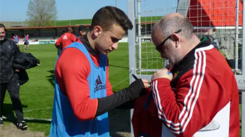 Berenguer firma un autógrafo en Tajonar.