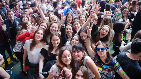 Miles de estudiantes se reunen en la Carpa de Primavera. MIGUEL OSÉS_127