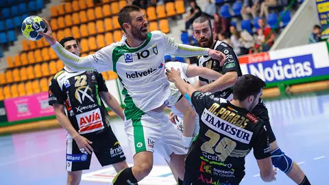 24ª jornada de la Liga Asobal entre el Helvetia Anaitasuna y el Puente Genil. MIGUEL OSÉS_4