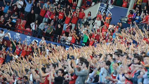 La afición de Osasuna no deja de animar y celebra la primera victoria en casa con una remontada al Leganés. MIGUEL OSÉS (15)