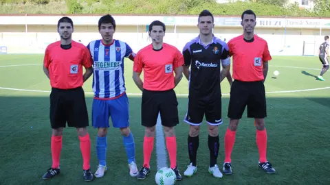 Trio arbitral y capitanes del Izarra - Valladolid B. Foto Facebook CD Izarra.