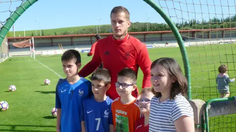 Goran Causic posa conn un grupo de chavales en Tajonar.