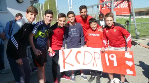 Kodro posa con un grupo de aficionados.