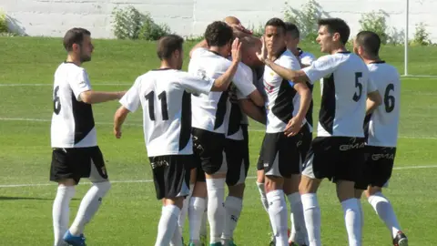 Los jugadores del Tudelano celebran un gol. Foto CD Tudelano.