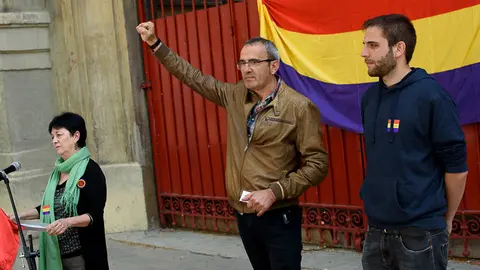 El PCE-EPK Navarra conmemora La II República en un acto en el que además da a conocer una iniciativa para catalogar y señalizar el escudo republicano de la Plaza de Toros. PAB (1)
