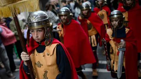 Pamplona celebra la tradiciónal procesión del Santo Entierro recorriendo las calles del Casco Antiguo de la ciudad. PABLO LASAOSA 06