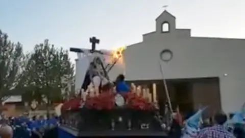 Un momento del fuego desatado en uno de los pasos de Bolaños.
