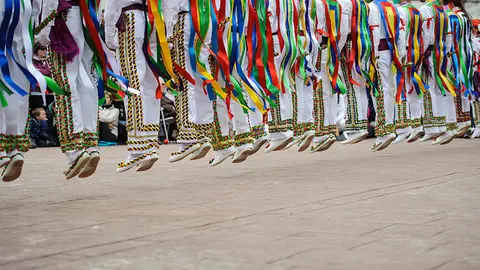Los Bolantes de Valcarlos hacen las delicias del público en el Domingo de Resurrección. MIGUEL OSÉS  (12)