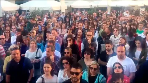Multitudinaria concentración en Tudela para apoyar a las víctimas del atropello múltiple que dejó una víctima mortal y dos heridas.