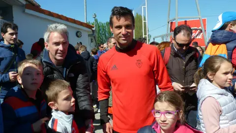 Javier Flaño rodeado de aficionados en Tajonar.