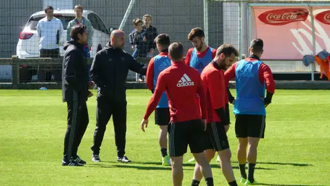 Vasiljevic con sus jugadores en Tajonar.