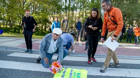 Concentración convocada por la Plataforma 8-80 en protesta por el último atropello mortal en Pamplona (01). NAVARRA.com