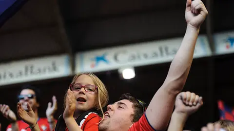 La grada de El Sadar apoyando a Osasuna en su partido contra el Sporting. MIGUEL OSÉS (17)