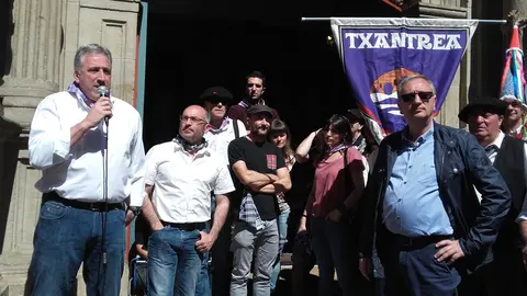 Jose Asirón y Joxe Abaurrea reciben a los Mayordomos de la Chantrea. NAVARRA.COM