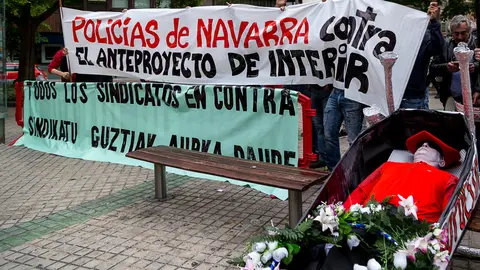 Concentración de policías de Navarra, coincidiendo con la comparecencia de la consejera María José Beaumont en el Parlamento de Navarra (08). IÑIGO ALZUGARAY