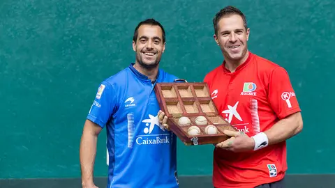 Los pelotaris navarros Oinatz Bengoetxea y Aimar Olaizola eligen el material para el partido del sábado del Campeonato Manomanista (29). IÑIGO ALZUGARAY