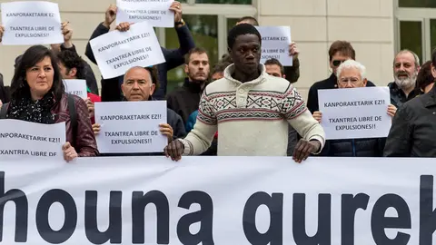 Concentración convocada con motivo del juicio a Cheikhouna, vecino de la Txantrea en riesgo de expulsión por situación irregular (11). IÑIGO ALZUGARAY