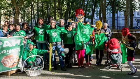 Manifestación convocada por la PAH, junto con colectivos y sindicatos, en favor de una ley que haga frente a la emergencia habitacional que sufren miles de personas (04). IÑIGO ALZUGARAY