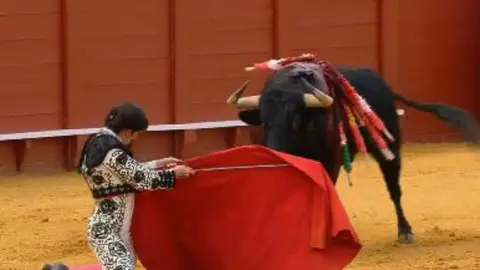 El diestro José Garrido en La Maestranza en la primera tarde de abono de la Feria de Abril 2017.