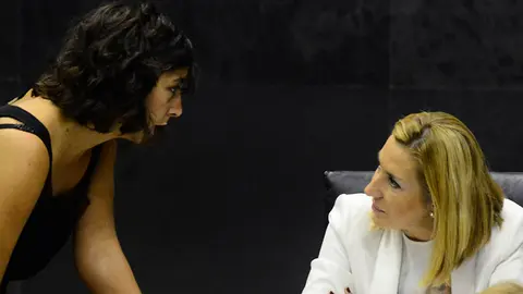 Ana Beltran y Laura Perez conversan durante el pleno del Parlamento. MIGUEL OSÉS