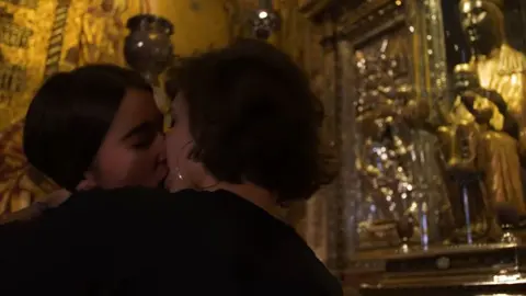 Beso lésbico ante la imagen de Montserrat promovido por  la organización juvenil de l'Esquerra Independentista, Arran YOUTUBE
