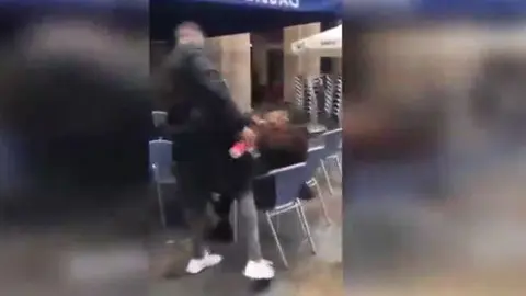 Agresión por parte de un ultra del Betis a un hombre en la Plaza Nueva de Bilbao YOUTUBE