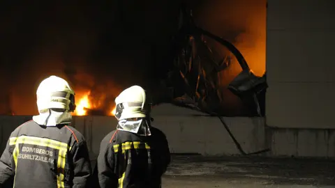 Los bomberos durante la extinción del incendio que ha arrasado por completo la empresa Resitex, en Esquíroz GOBIERNO DE NAVARRA