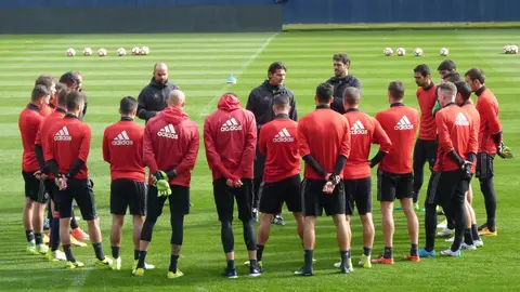 Vasiljevic habla con sus jugadores en El Sadar.