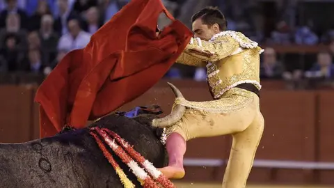 Enganchón de Manuel Escribano lidiando un Victorino Martín en la Maestranza de Sevilla. LA MAESTRANZA